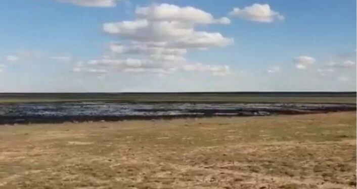 Атырауда мұнайға ұқсас сұйықтық төгілген жер екі жылдан бері тазаланбаған