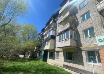 8 жасар бала бесінші қабаттан полиэтилен пакетін парашют қылып секірген
