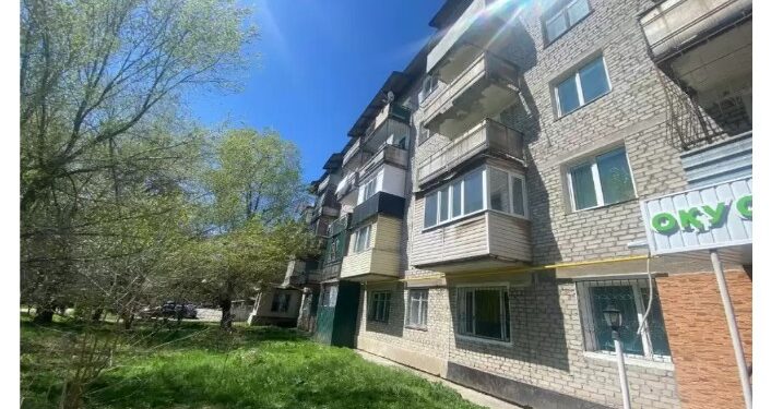 8 жасар бала бесінші қабаттан полиэтилен пакетін парашют қылып секірген