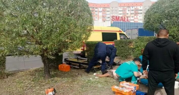 Павлодарда ағаш кесіп жатқан 3 адамды ток соқты, екеуінің жағдайы ауыр