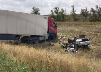 Екі адам қаза тапты: Ақтөбеде жүк көлігі жеңіл көліктің үстінен жаншып өткен