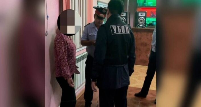 Жамбыл облысында жеңгетайлықпен айналысқан 50 жастағы әйел ұсталды (видео)