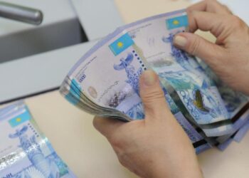 Қайтыс болған адамға жалақы аударған
