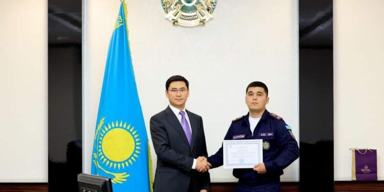 Балаларды құтқарған өрт сөндірушілер марапатталды