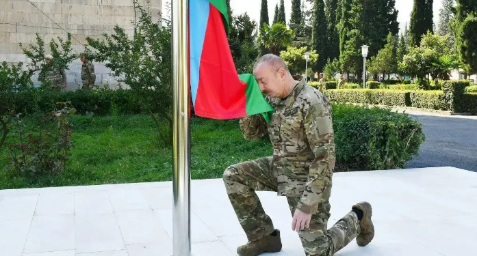Ильхам Әлиев Таулы Қарабақта Әзірбайжан туын көтерді