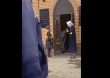 Түркістанда мешіт әжетханасына кірмек болған көше сыпырушыларды имам қуып шықты(видео)