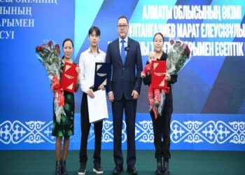 «Бүгінгінің батыры»: автобус толы жолаушыны аман алып қалған оқушыны облыс әкімі марапаттады