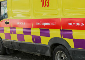 Таразда жүкті әйелдің басына бағдаршам құлады