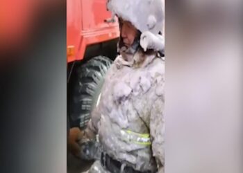 Киімі мұз болып қатқан: ТЖМ құтқарушылардың қалай жұмыс істеп жатқанын көрсетті