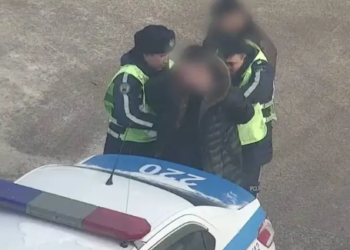 Полицейді көлігімен біраз жерге апарды