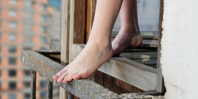 Ақмола облысында 24 жастағы қыз тоғызыншы қабаттан секіріп мерт болды