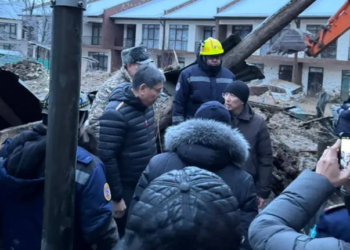 Алматыда сырғыманың түсуі: Үйінді астынан төрт адам іздестіріліп жатыр