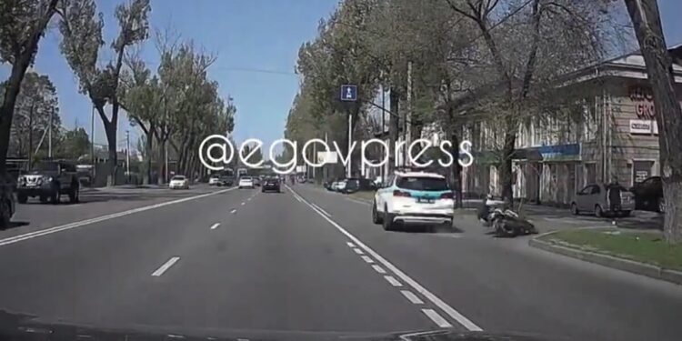 Алматыда полиция көлігі мопед жүргізушісін соғып кетті