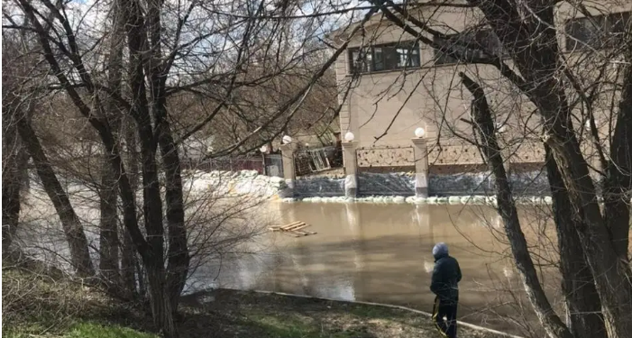 Орал қаласы әкімдігі қауіпті аумақ тұрғындарына көшуге дайын болу керектігін ескертті
