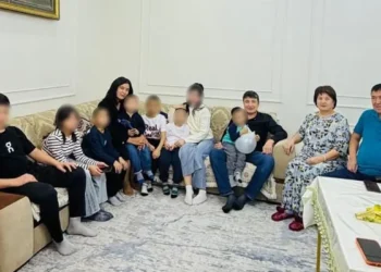 «Бауырларды ажыратқымыз келген жоқ»: Маңғыстауда ерлі-зайыпты бір үйдің бес жетім баласын асырап алған