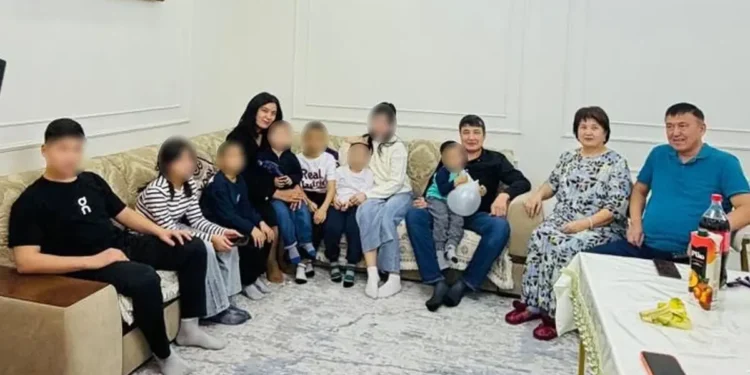 «Бауырларды ажыратқымыз келген жоқ»: Маңғыстауда ерлі-зайыпты бір үйдің бес жетім баласын асырап алған