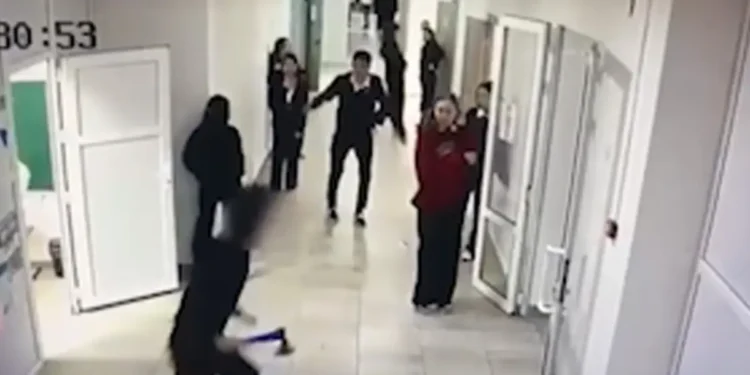 Құлсарыда 10-сынып оқушысы балта ұстап, қатарластарына шабуыл жасады: екі бозбала жараланды