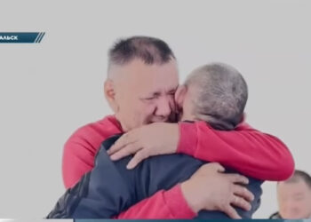 «Інімді ешқашан тастамаймын»: Батыс Қазақстанда 54 жыл бұрын әртүрлі жетімдер үйіне кеткен төрт бауыр қауышты