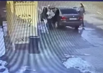 Таразда 13 жастағы қыз баланы екі ер адам көлігіне отырғызып, ұрлап әкетпек болды