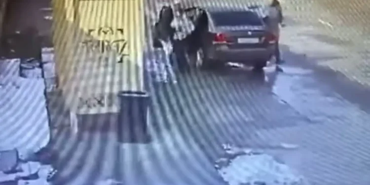Таразда 13 жастағы қыз баланы екі ер адам көлігіне отырғызып, ұрлап әкетпек болды