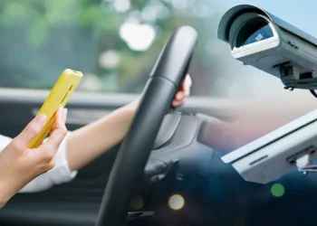 Бүгіннен бастап камералар көлікте белдік тақпаған және телефон ұстаған жүргізушілерді түсіріп алады