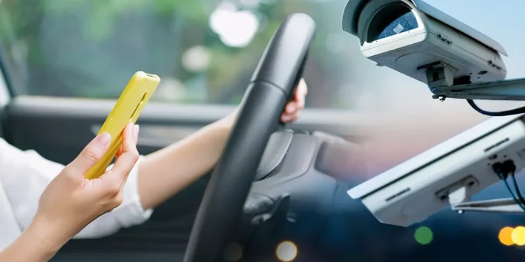 Бүгіннен бастап камералар көлікте белдік тақпаған және телефон ұстаған жүргізушілерді түсіріп алады