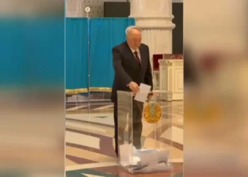 Нұрсұлтан Назарбаев Астанадағы референдум учаскесінде дауыс берді