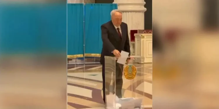 Нұрсұлтан Назарбаев Астанадағы референдум учаскесінде дауыс берді