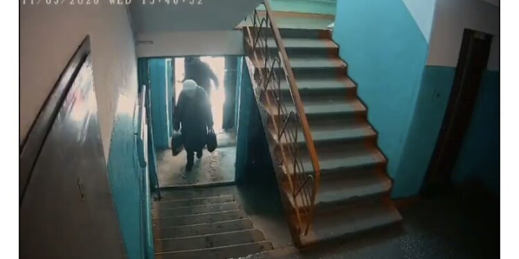 «Сатыдан сүйреп, дорбасын тартып ала жаздаған»: Павлодарда зейнеткерге шабуыл жасаған ер адам ұсталды