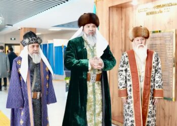 ҚАЗАҚТЫҢ ҮШ ХАНЫ ДАУЫС БЕРУГЕ КЕЛДІ