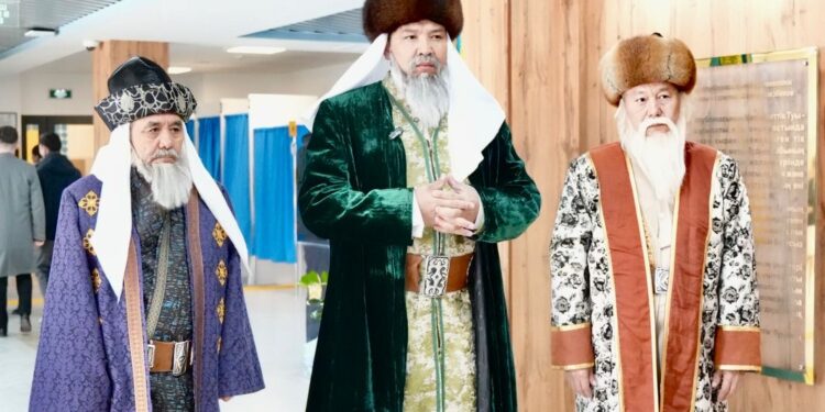 ҚАЗАҚТЫҢ ҮШ ХАНЫ ДАУЫС БЕРУГЕ КЕЛДІ