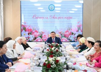 АЙМАҚ БАСШЫСЫ ӘЙЕЛ-АНАЛАРМЕН КЕЗДЕСТІ